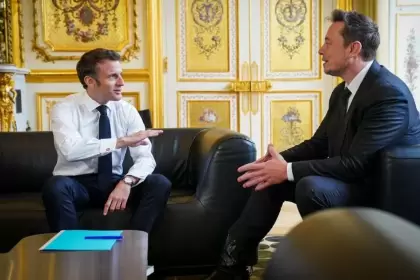 Macron intenta convencer a Elon Musk y sus pares