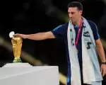 Scaloni acaricia la copa que devolvió la gloria eterna a todo el pueblo argentino