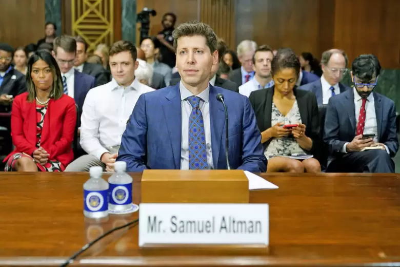 El CEO de OpenAI (empresa creadora de ChatGPT), Sam Altman, testificando en el Congreso