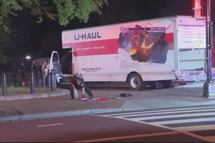 Ataque contra la Casa Blanca: un camión se estrella contra las vallas y el conductor de 19 años tenía una bandera nazi