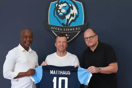Lothar Matthäus recibió una camiseta con el mítico número 10 en la presentación de su nuevo equipo