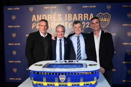 Diego Cagna, Andrés Ibarra, Mauricio Macri y Roberto Abbondanzieri y la maqueta del proyecto