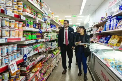 Matías Tombolini, Secretario de Comercio, recorriendo un supermercado Día.
