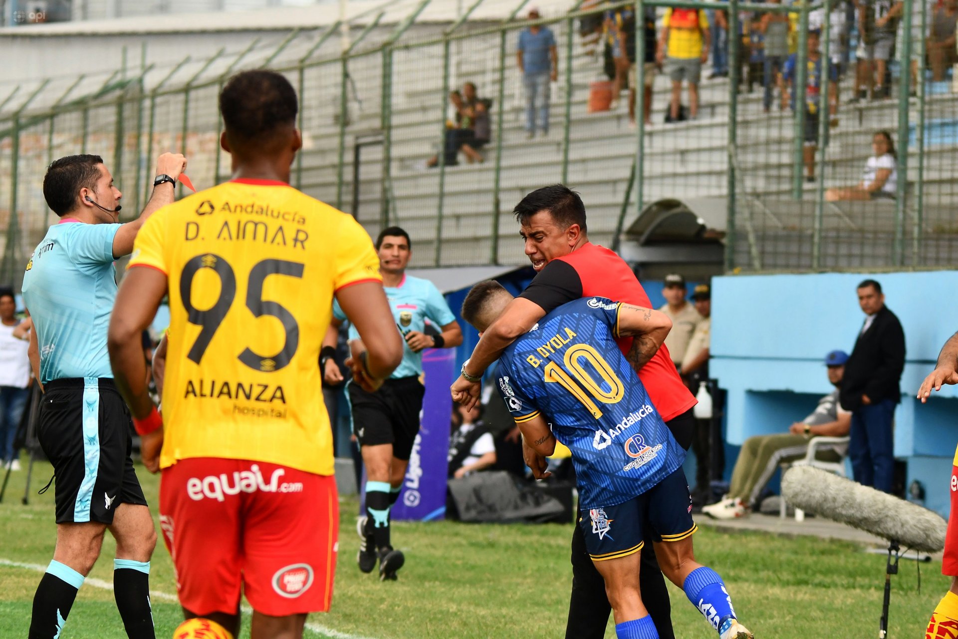 Locura total: el entrenador de Aucas golpeó a dos argentinos en el fútbol ecuatoriano