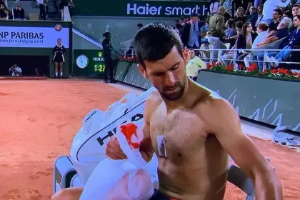 Novak Djokovic mostró el chip que tiene en su pecho al sacarse la remera para higienizarse entre set y set
