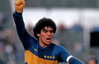 Maradona se puso la camiseta de Boca tras su paso por Argentinos Juniors