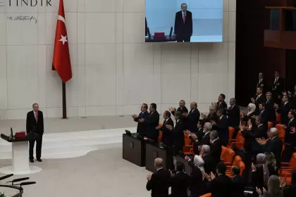 Tras jurar ante el Parlamento,  Erdogan modificó su gabinete