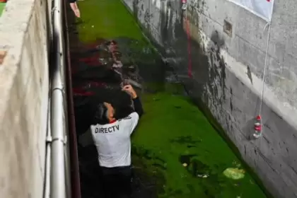 un hincha de estudiantes tiro a otro a la fosa de agua