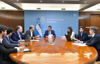 Massa con Eduardo Setti, secretario de Finanzas, y otros miembros del equipo económico.