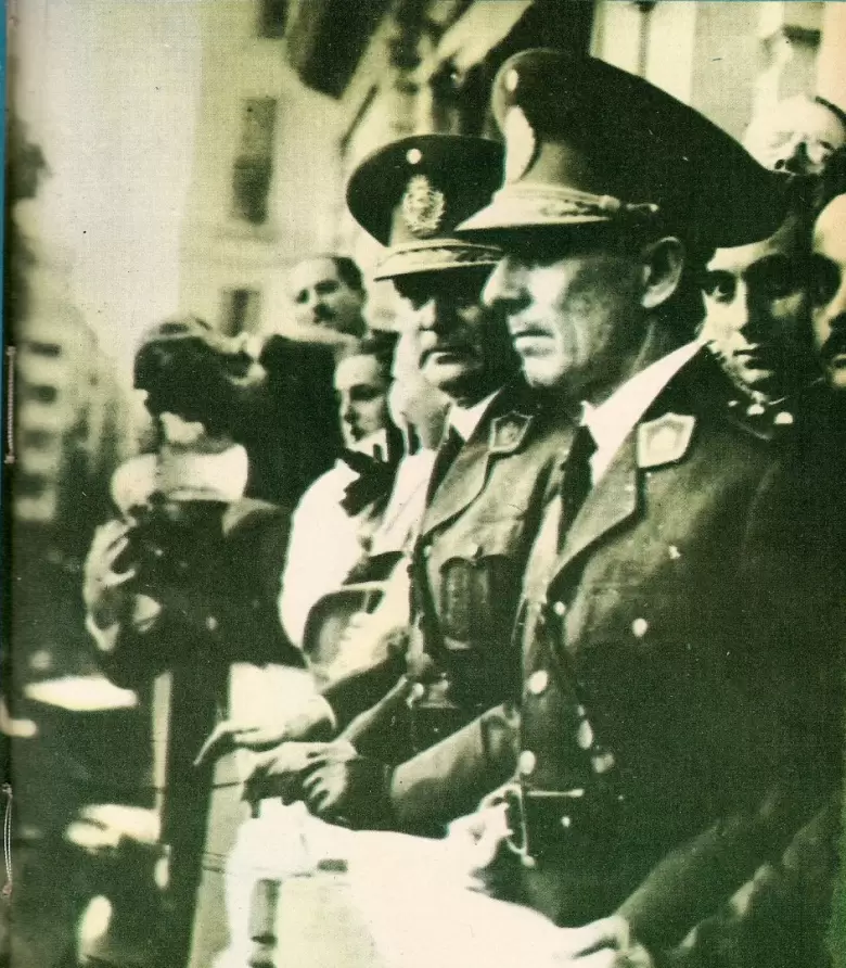 Los generales Arturo Rawson y Pedro Pablo Ramrez saludan a la multitud en Plaza de Mayo el da del golpe de Estado, 4 de junio de 1943.