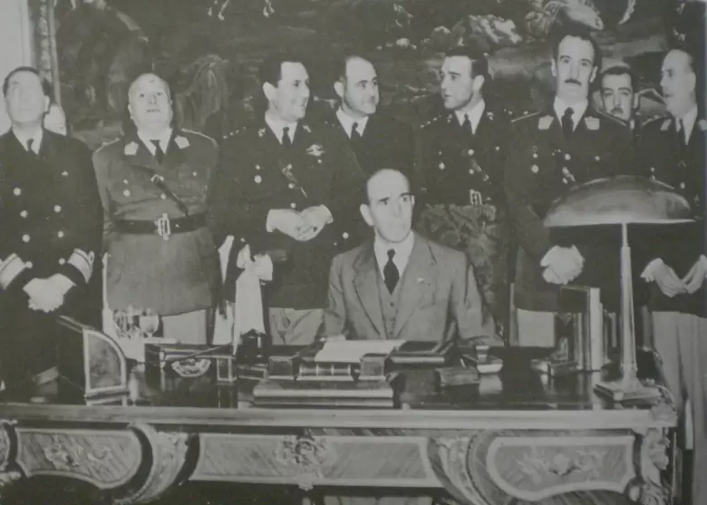 Farrell y su gabinete. En la primera fila: Alberto Tessaire, Diego Mason, Juan Pern, Peluffo y Juan Pistarini