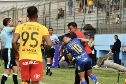 El DT César Farías agredió a dos jugadores argentinos durante el duelo entre Aucas y Delfín