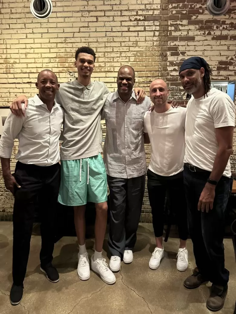 Victor Wembanyama comparti una cena con Sean Elliott, David Robinson, "Manu" Ginbili y Tim Duncan, dolos de los Spurs