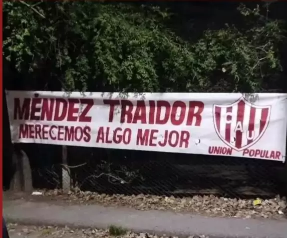Hinchas de Unin colgaron un pasacalles en contra de Mndez en las inmediaciones de la Villa Olmpica