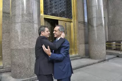 Sergio Massa junto a Daniel Scioli, este jueves, en la entrada del ministerio de Economía