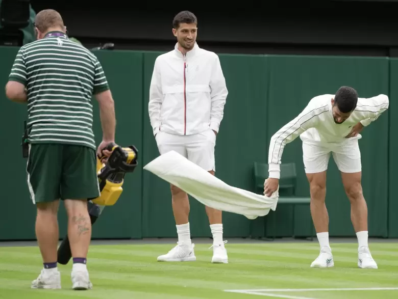 Djokovic ayud con su toalla y Cachn disfrutaba del momento que estaba vivido
