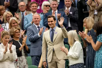 La cancha central de Wimbledon le rindi homenaje a Roger Federer