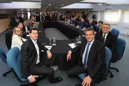 La foto de unidad de Massa-Rossi junto a los gobernadores en el CFI.