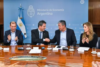 Massa y Royon, junto a la secretaria de Energía, Flavia Royon y los gobernadores (actual y electo) de Neuquén, Omar Gutiérrez y Rolando Figueroa