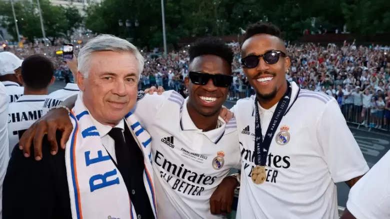 Carlo Ancelotti con Vinicius Junior y Eder Militao en el Real Madrid