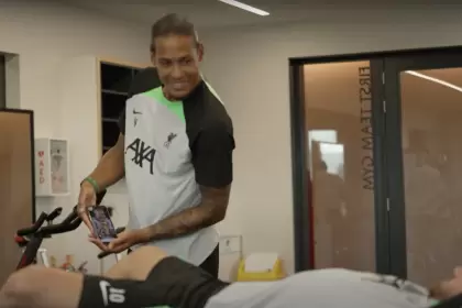 La divertida reacción de Virgil van Dijk al ver el fondo de pantalla de Alexis Mac Allister con la Copa del Mundo