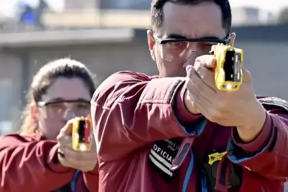 Efectivos de la Policía de la Ciudad comenzarán a usar pistolas taser a partir de hoy.