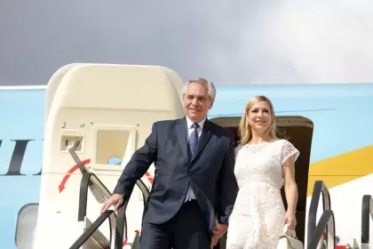 Alberto Fernández en su arribo a Bruselas.