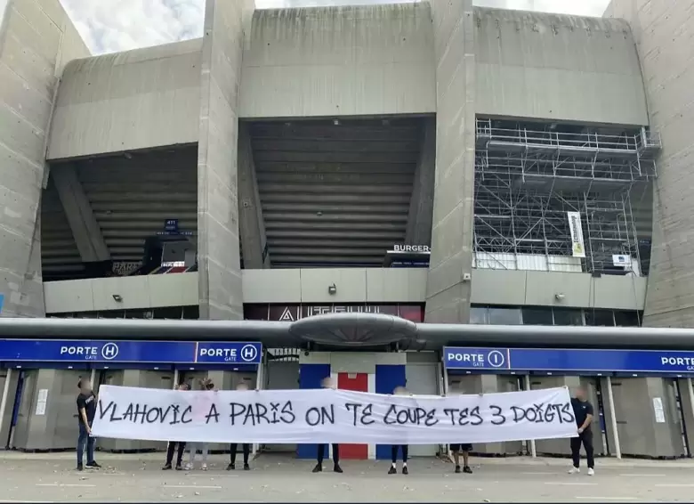"En París te cortaremos los tres dedos", describe la bandera que desplegaron los fanáticos parisinos