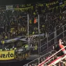 Un hincha de Barcelona de Ecuador fue detenido por arrojar una bengala a la tribuna de Estudiantes de La Plata