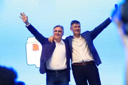 "El nuevo Kirchner", como lo llama Carrió, sale holgado del domingo electoral.