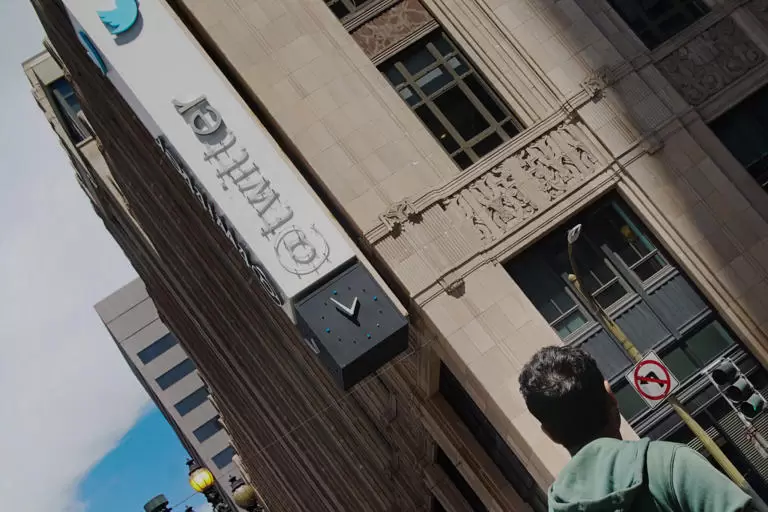 Twitter comenz a quitar su nombre de su sede corporativa el lunes.