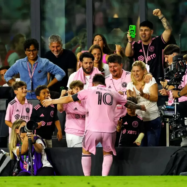 En el primer partido, Messi fue a abrazar a sus tres hijos luego de marcar un golazo de tiro libre