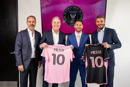 Los hermanos Mas y Beckham con Messi.