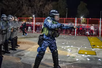 En Independiente, la policía disparó balas de goma y gases lacrimógenos contra un grupo de socios