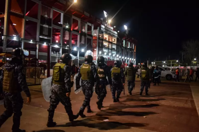 En Independiente, la polica dispar balas de goma y gases lacrimgenos contra un grupo de socios