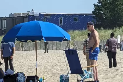 En fotos: Joe Biden en la playa tomando sol en Rehoboth Beach