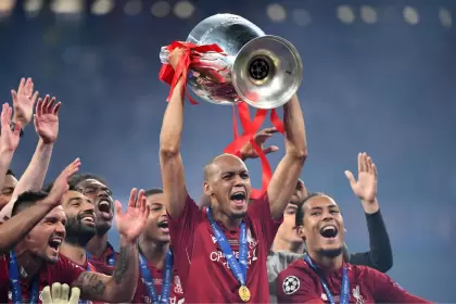 Fabinho levantando la Champions League que ganó con Liverpool en 2019