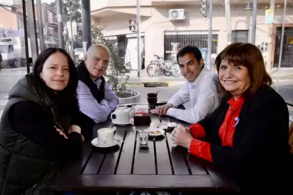 La candidata presidencial de Juntos por el Cambio (JxC), Patricia Bullrich, comparta esta maana un desayuno de trabajo con su equipo.