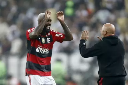 Gerson, protagonista de la pelea, junto al entrenador de Flamengo, Jorge Sampaoli