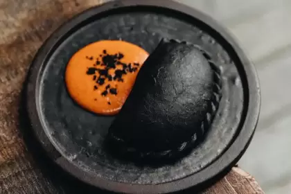 La empanada negra es furor: qu restaurante la vende y de qu est hecha