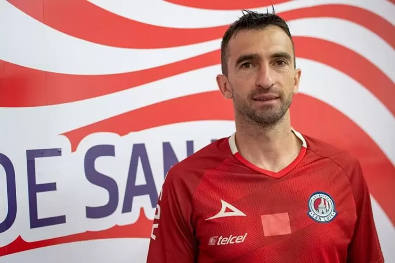 El arquero terminó su contrato con Atlético San Luis y firmó contrato con Banfield por año y medio