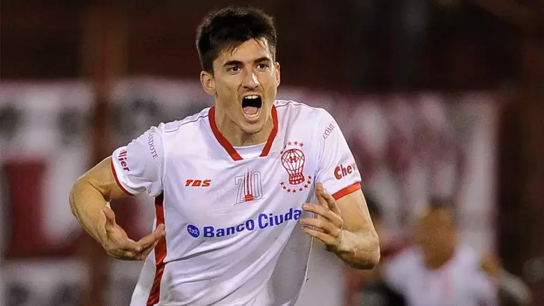 El delantero rescindió su contrato con Watford y firmó por 18 meses