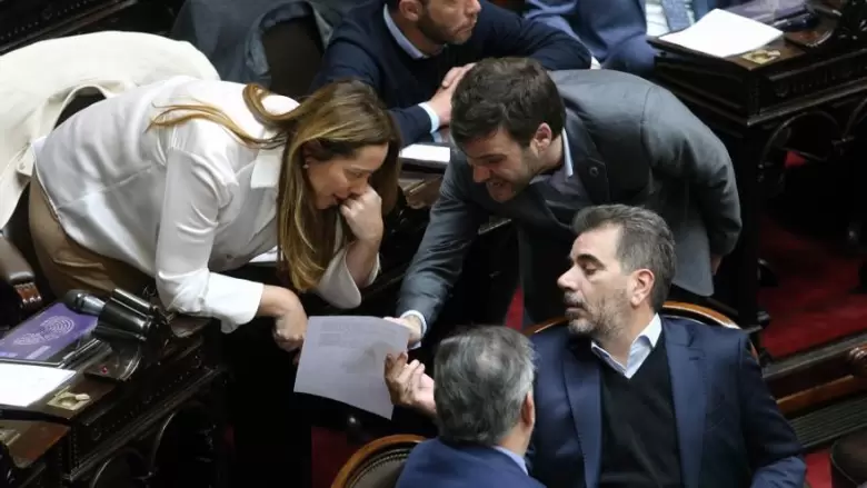 Los macristas María Eugenia Vidal y Cristian Ritondo conversan con el lilito Juan Manuel López y el radical Mario Negri.