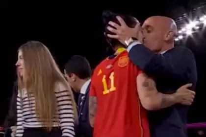 Rubiales le dio un beso no consentido a la futbolista Jennifer Hermoso durante la ceremonia de premiación del Mundial