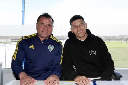 Marcos Rojo, acompañado por Marcelo Delgado del Consejo del Fútbol, firmó la extensión de su contrato