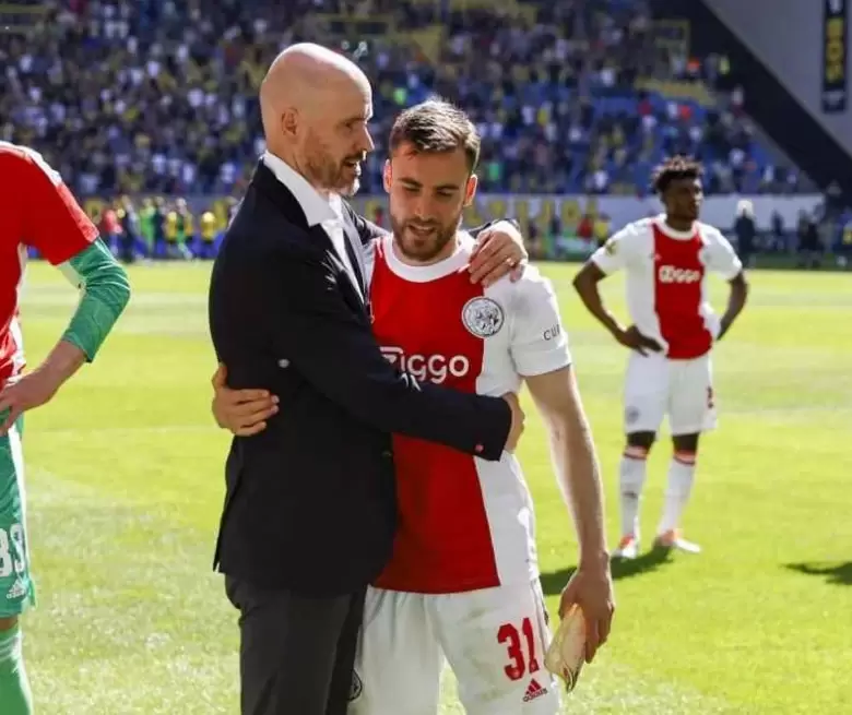 El entrenador neerlands Erik ten Hag conoce a Nicols Tagliafico de su paso por Ajax