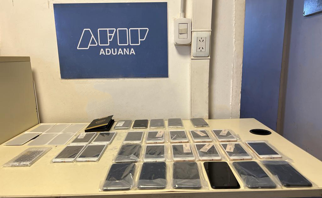 ¡Cayó 'El Hombre Celular' en la Aduana! Intentaba ingresar al país con 26 iPhones ocultos bajo su ropa