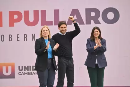 Gisela Scaglia, Maximiliano Pullaro y Clara García en el cierre de campaña.