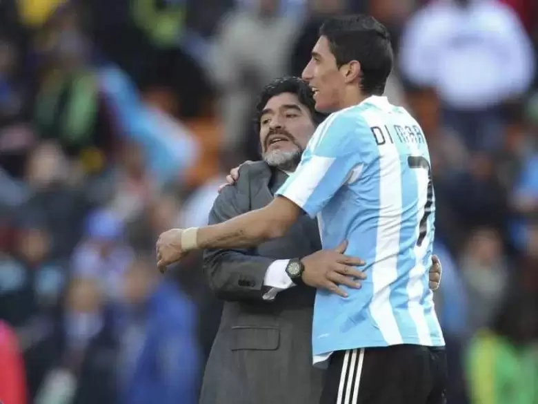 Angel Di María y Diego Maradona