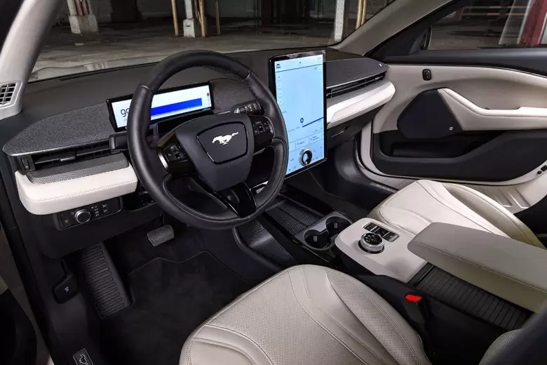 El interior del Mustang Mach-E est dominado por una pantalla central de gran tamao, como en otros modelos de la marca.